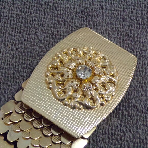 Vintage Gold Expandable Stretchy Metal Scale Belt w/Faux Diamond Flower - Picture 2 of 3